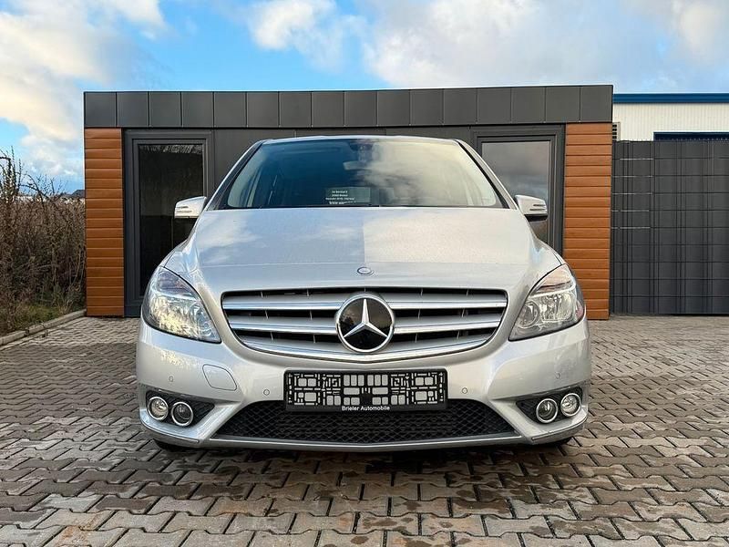 Silber Gebraucht 2014 Mercedes B200 Van / Kleinbus | 12.899 € (Fairer Preis) - Bild 1/4