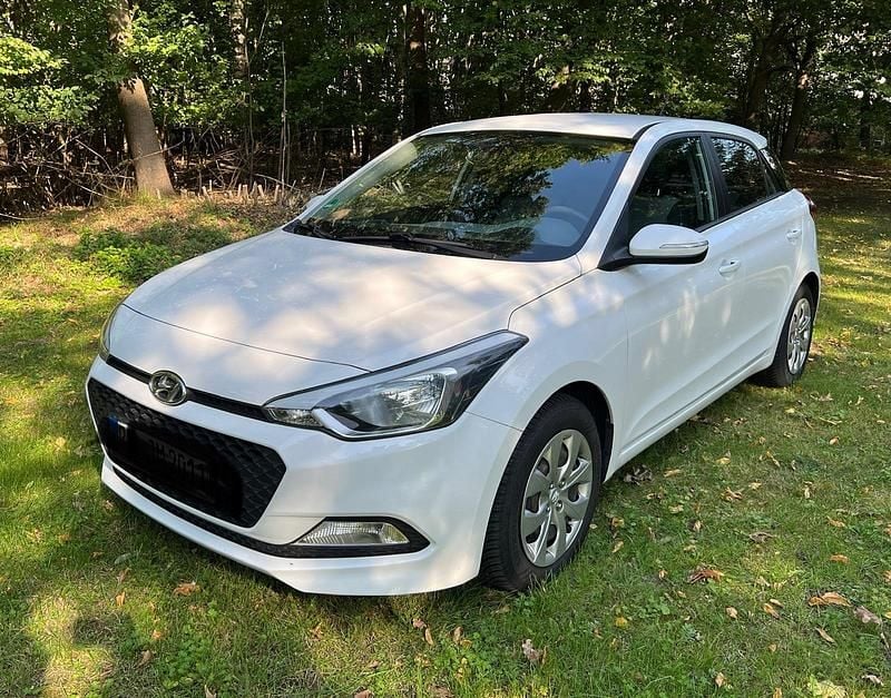 Weiß Gebraucht 2016 Hyundai i20 Active Limousine | 7.000 € (Guter Preis) - Bild 1/4