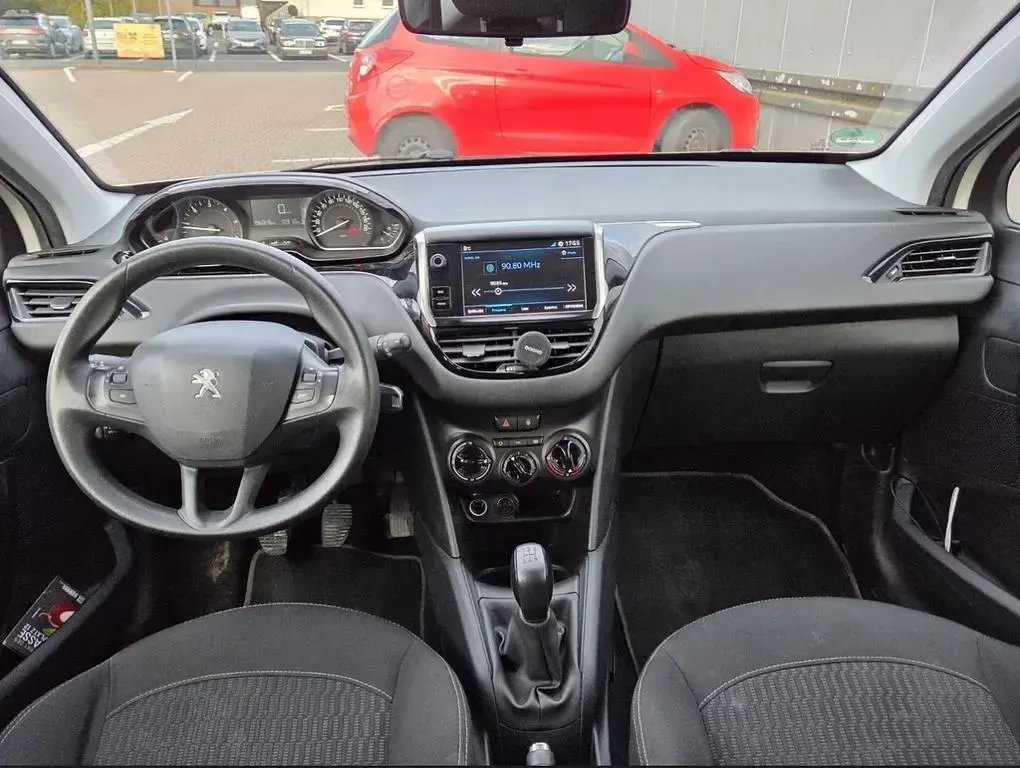 Gebraucht Peugeot 208 Active 99 PS (72 kW) 2017 Weiß Kleinwagen
