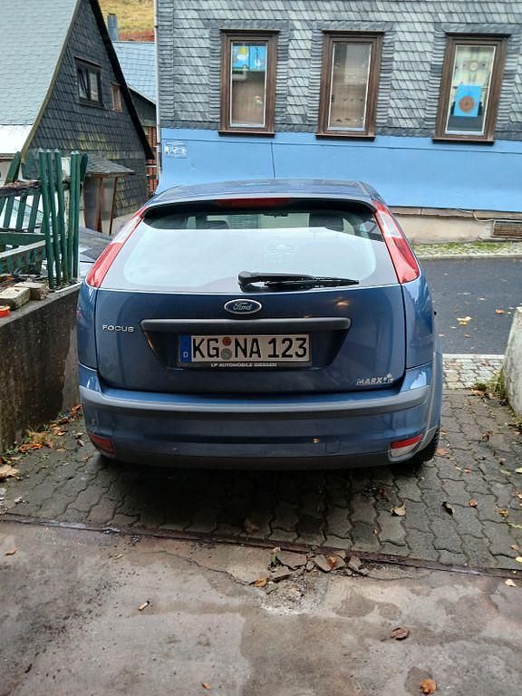 Blau Gebraucht 2005 Ford Focus Ambiente Limousine | 600 € (Guter Preis) - Bild 1/4