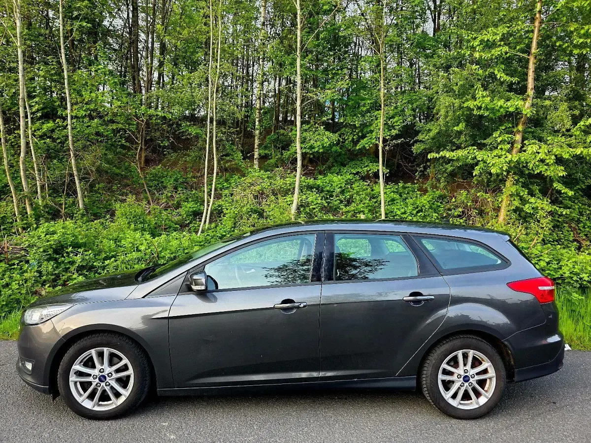 Gebraucht Ford Focus ST-Line 125 PS (91 kW) 2016 Grau Kombi