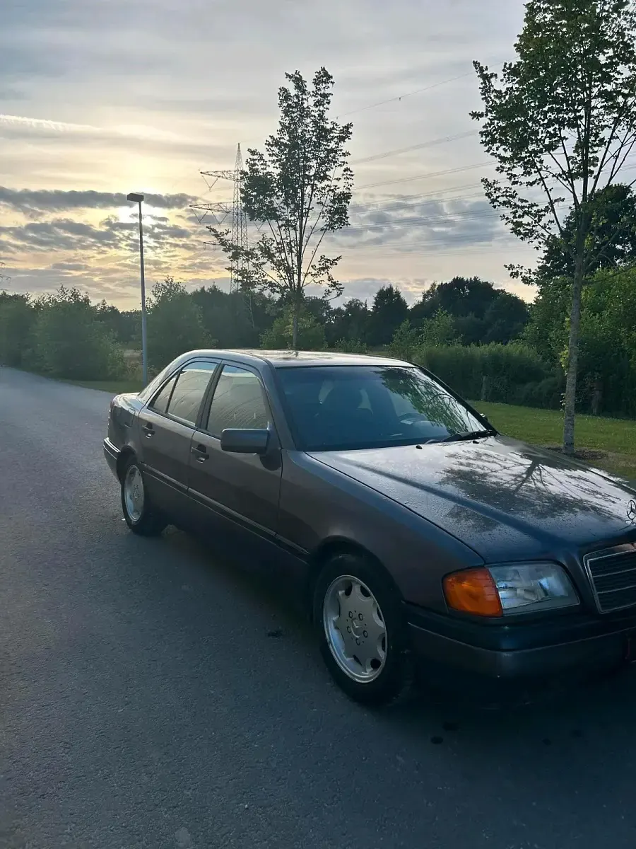 Gebraucht Mercedes C180 122 PS (89 kW) 1993 Braun Limousine