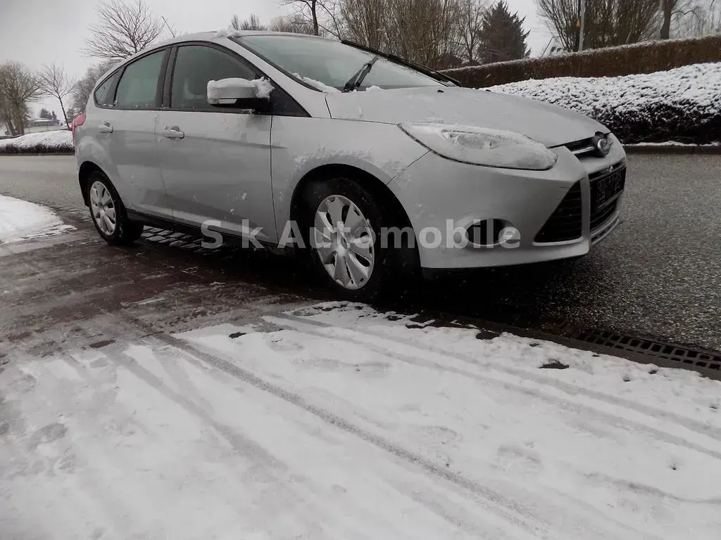Gebraucht Ford Focus Trend 101 PS (74 kW) 2012 Silber Limousine