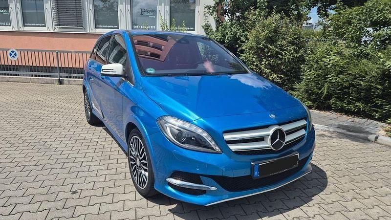 Blau Gebraucht 2015 Mercedes B Electric Drive Van / Kleinbus | 9.990 € - Bild 1/4