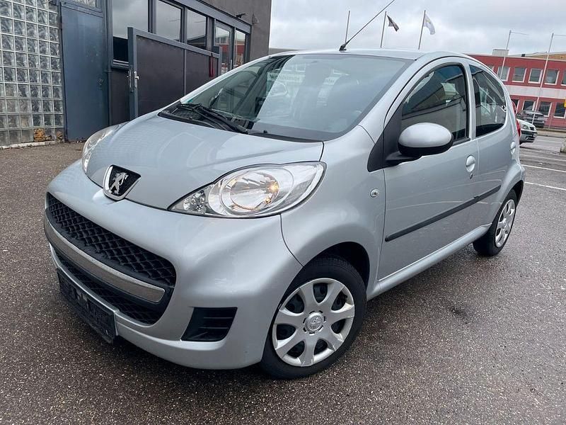 Grau Gebraucht 2011 Peugeot 107 Filou Kleinwagen | 6.399 € (Teuer) - Bild 1/4