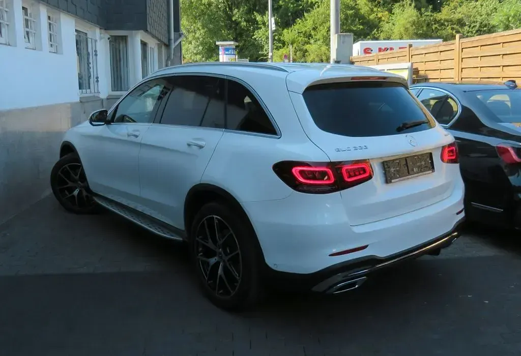 Gebraucht Mercedes GLC200 AMG 197 PS (144 kW) 2022 Weiß SUV