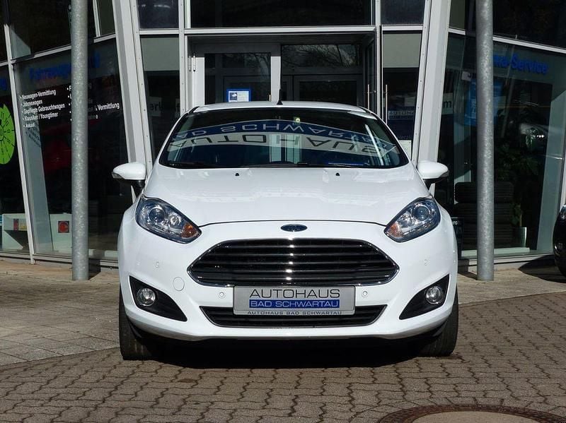 Gebraucht Ford Fiesta Titanium 101 PS (74 kW) 2017 Weiß Limousine