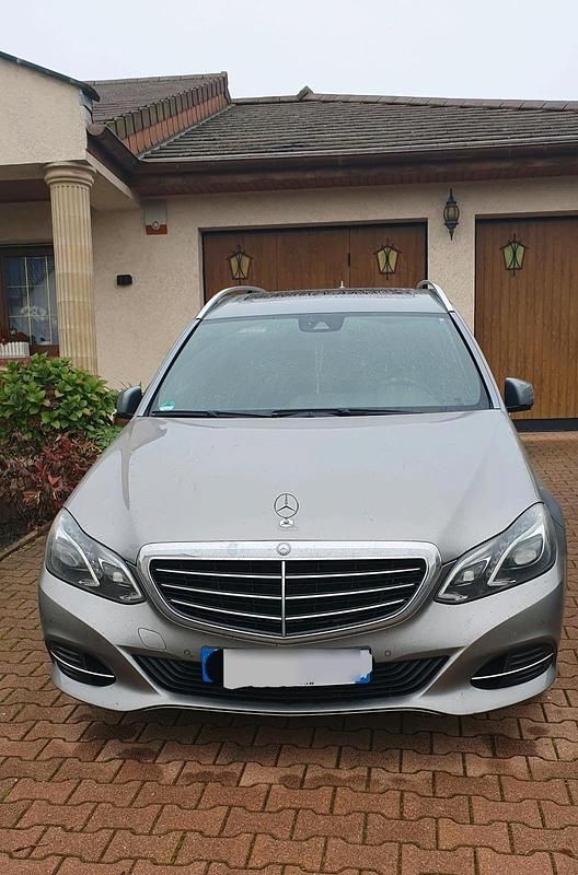 Grau Gebraucht 2013 Mercedes E250 Kombi | 14.000 € (Fairer Preis) - Bild 1/4