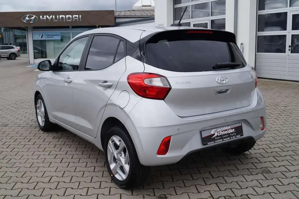 Gebraucht Hyundai i10 GO! 67 PS (49 kW) 2023 Sleek silver Kleinwagen