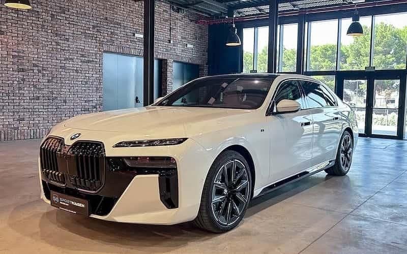 Weiß Gebraucht 2025 BMW 740 Executive Limousine | 104.990 € (Superpreis) - Bild 1/4