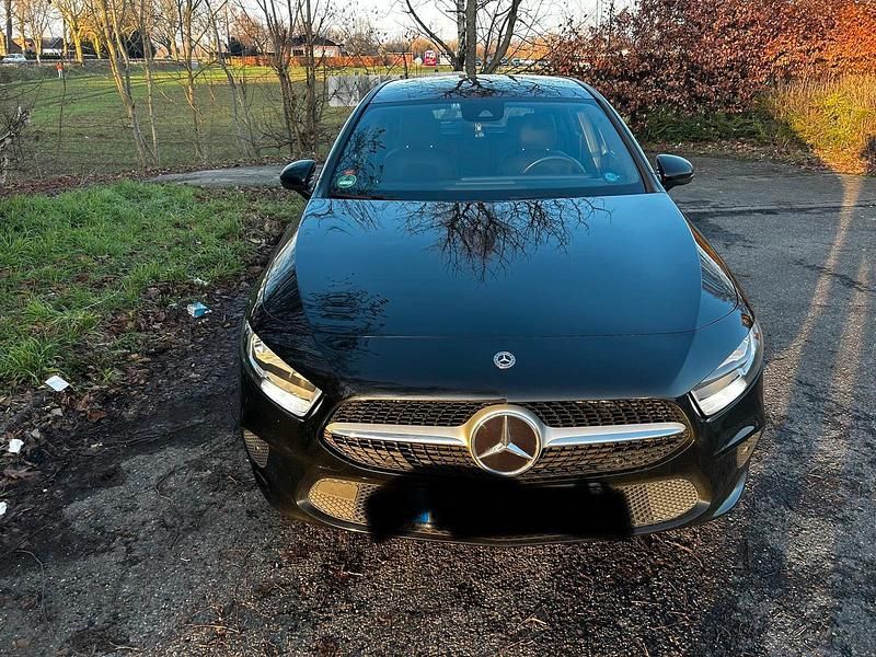 Schwarz Gebraucht 2018 Mercedes A180 Kleinwagen | 14.950 € (Guter Preis) - Bild 1/4