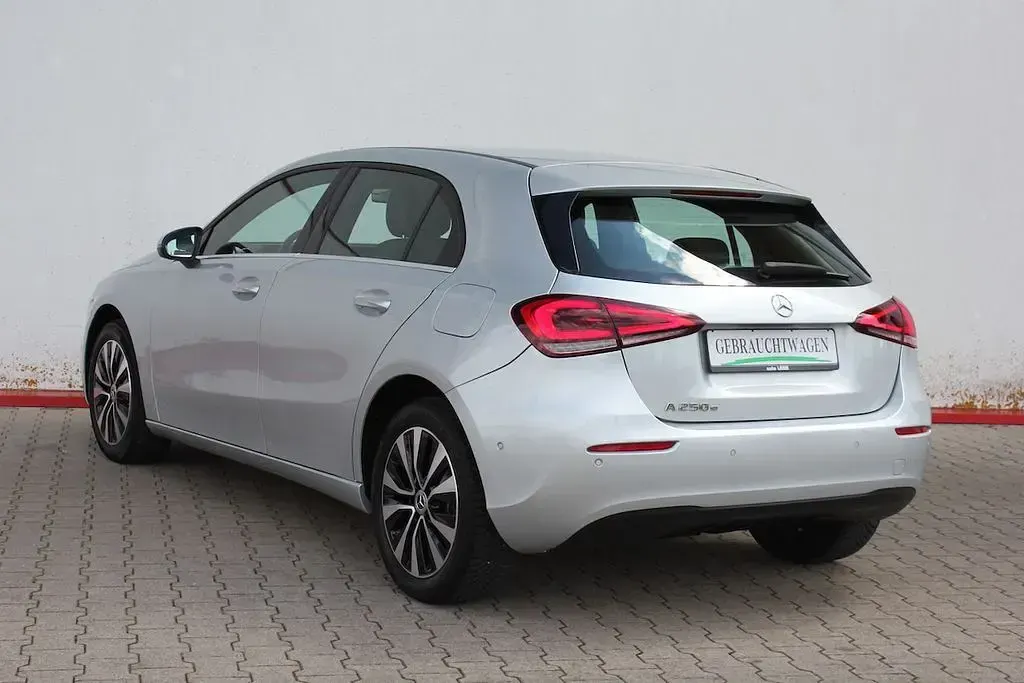 Gebraucht Mercedes A250 160 PS (117 kW) 2023 Silber Limousine