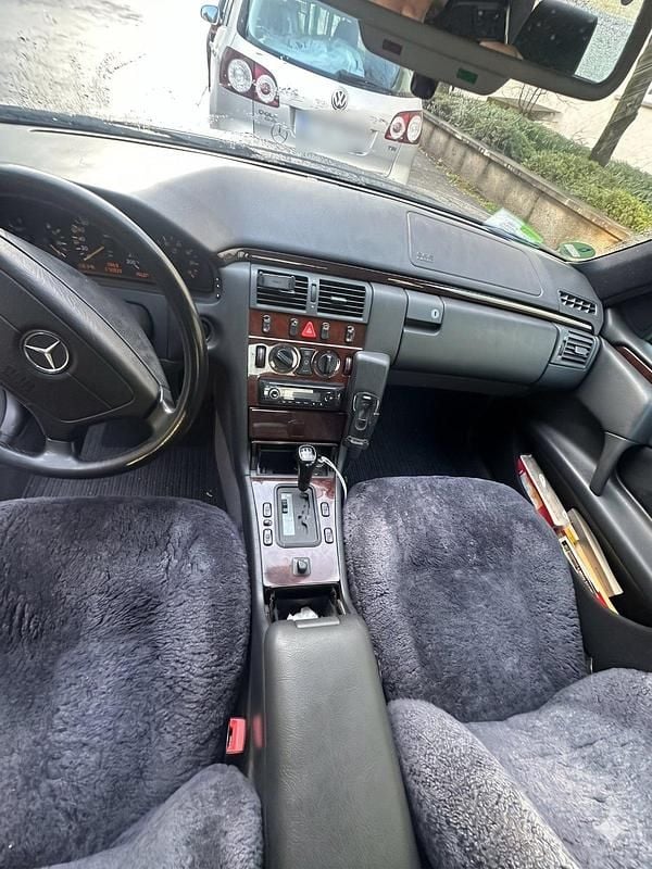 Second-hand Mercedes E320 220 CP (161 kW) 1995 Albastru Berlinǎ