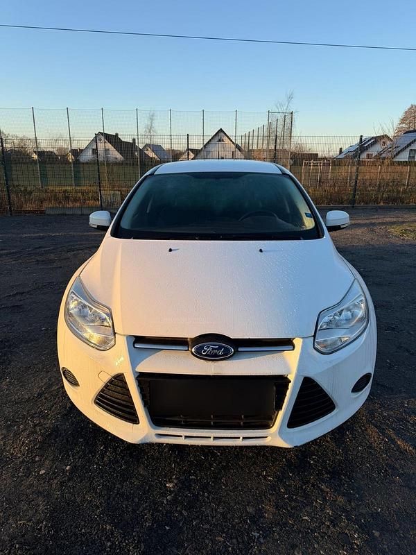 Gebraucht Ford Focus 101 PS (74 kW) 2014 Weiß Kombi