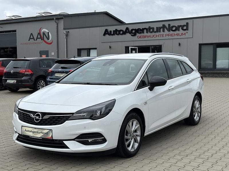 Weiß Gebraucht 2021 Opel Astra Elegance Kombi | 20.648 € (Teuer) - Bild 1/4