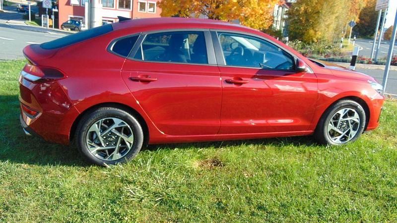 Neu Hyundai i30 101 PS (74 kW) 2025 Rot Limousine