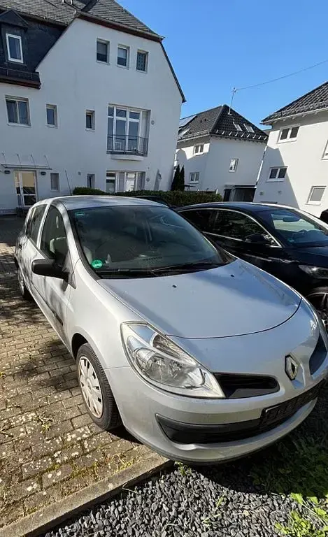 Second-hand Renault Clio II 75 CP (55 kW) 2006 Argintiu Berlinǎ