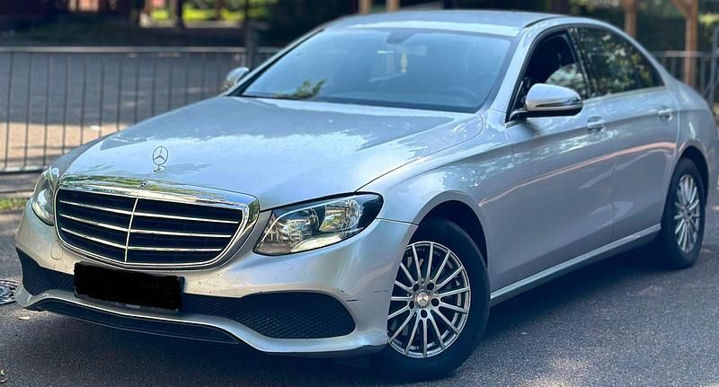 Silber Gebraucht 2018 Mercedes E200 Limousine | 11.800 € (Superpreis) - Bild 1/4