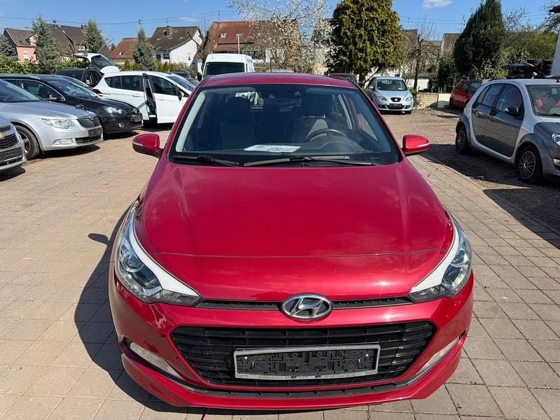 Gebraucht Hyundai i20 101 PS (74 kW) 2017 Rot Limousine