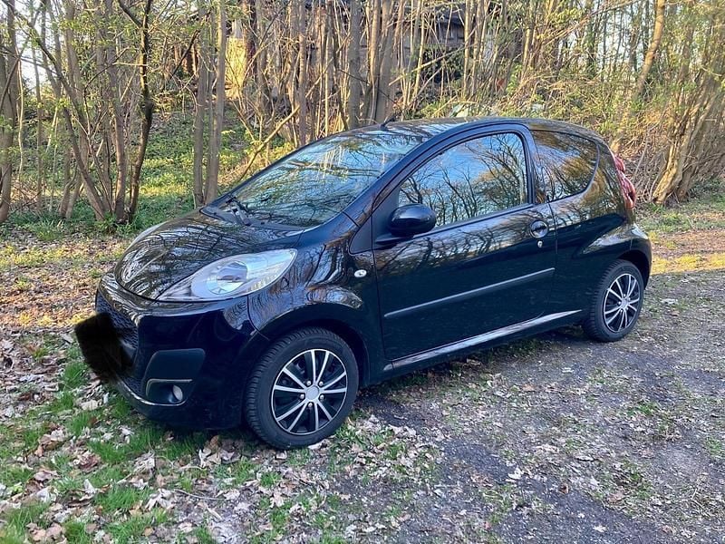 Schwarz Gebraucht 2013 Peugeot 107 Active Kleinwagen | 4.990 € (Fairer Preis) - Bild 1/4