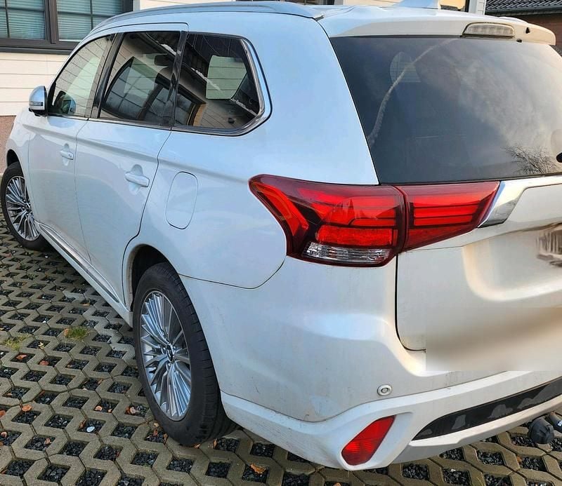 Second-hand Mitsubishi Outlander P-HEV Plus 2015 Alb SUV