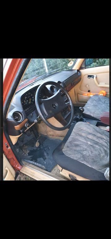 Gebraucht Mercedes 200 60 PS (44 kW) 1984 Rot Limousine