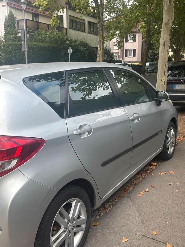 Gebraucht Subaru Trezia 73 PS (53 kW) 2011 Silber Kleinwagen