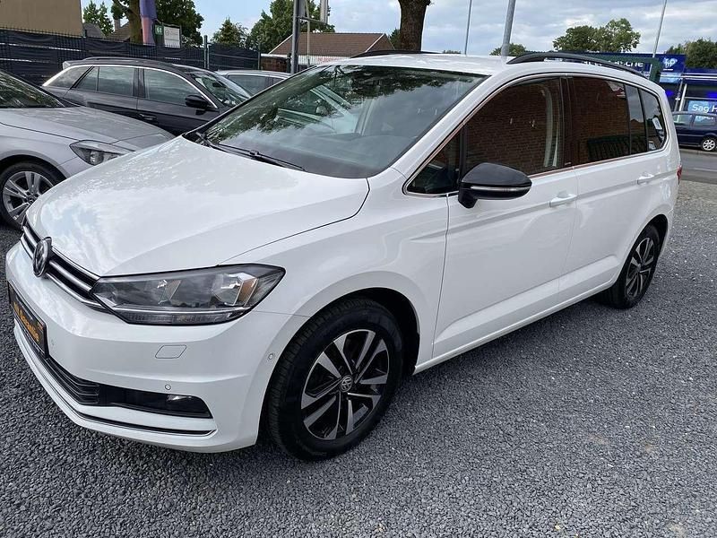 Weiß Gebraucht 2019 VW Touran IQ Drive Van / Kleinbus | 13.900 € (Teuer) - Bild 1/4