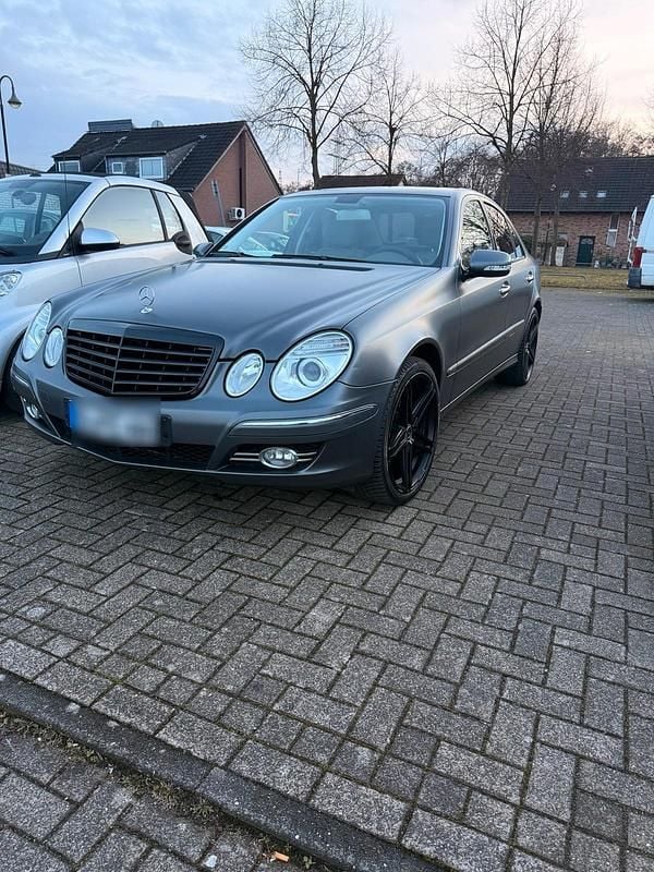 Grau Gebraucht 2007 Mercedes E200 Limousine | 5.400 € (Fairer Preis) - Bild 1/4