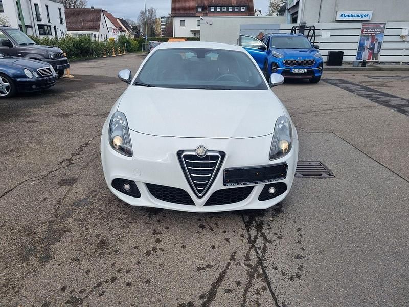 Gebraucht Alfa Romeo Giulietta Super 120 PS (88 kW) 2012 Weiß Kleinwagen
