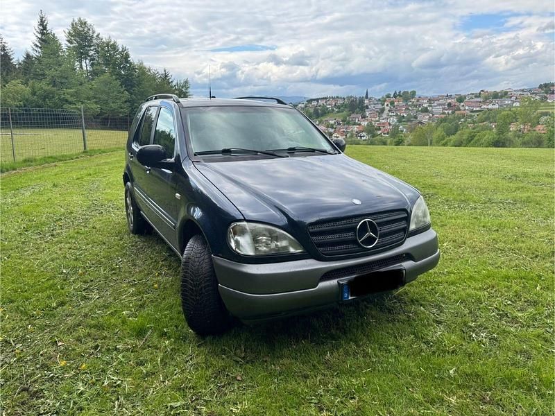 Blau Gebraucht 2001 Mercedes ML320 SUV | 2.650 € (Guter Preis) - Bild 1/4