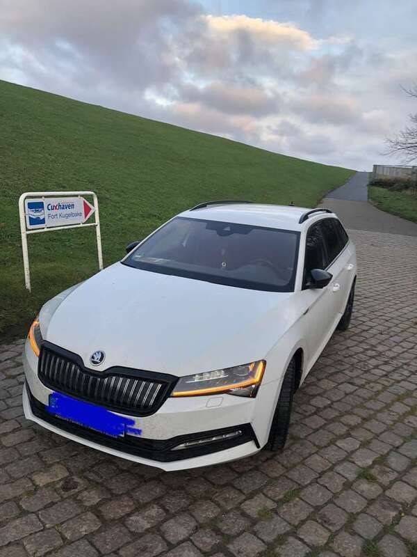 Weiß Gebraucht 2020 Skoda Superb SportLine Kombi | 14.000 € - Bild 1/2