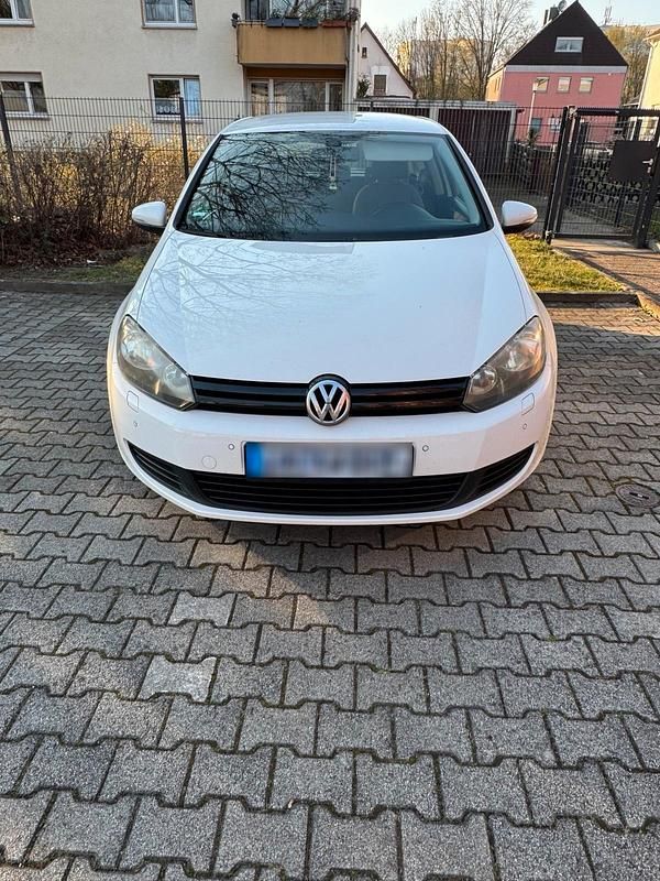 Gebraucht VW Golf VI 105 PS (77 kW) 2010 Weiß Kleinwagen