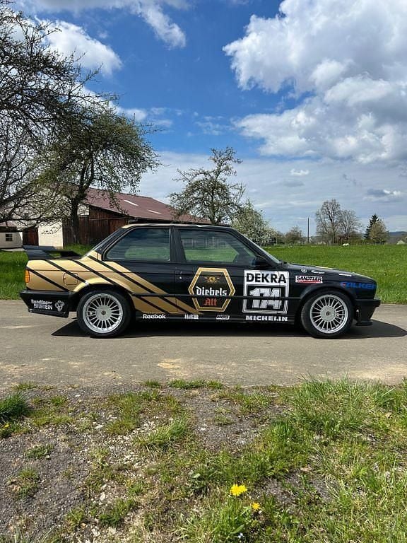 Second-hand BMW 320 Performance 320 CP (235 kW) 1987 Negru