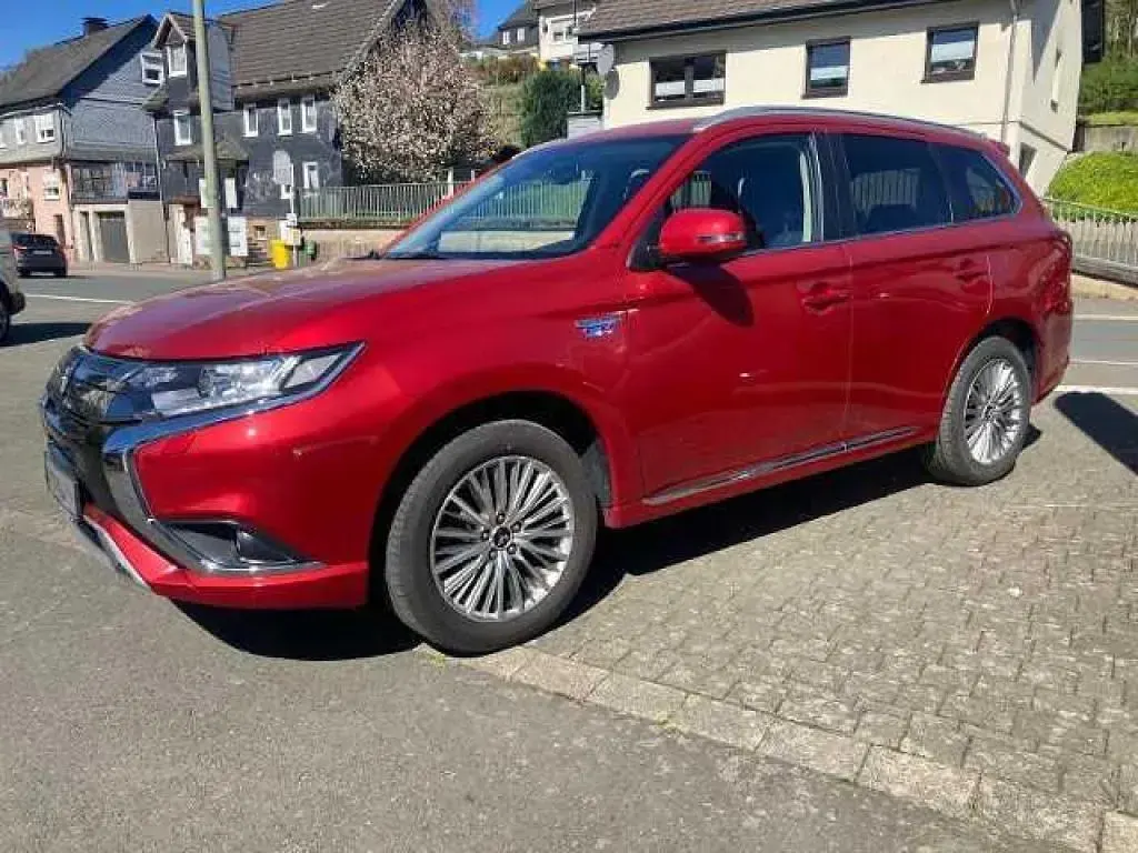 Gebraucht Mitsubishi Outlander P-HEV Basis 135 PS (99 kW) 2018 Karminrot metallic (metallic) SUV