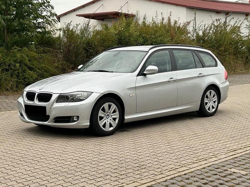 Silber Gebraucht 2012 BMW 318 Comfort Edition Kombi | 5.990 € (Superpreis) - Bild 1/4