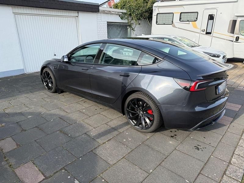 Grau Gebraucht 2024 Tesla Model 3 Performance Limousine | 45.000 € (Guter Preis) - Bild 1/4