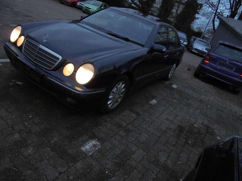 Schwarz Gebraucht 1999 Mercedes E220 Avantgarde Limousine | 3.699 € (Superpreis) - Bild 1/4