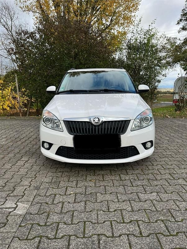 Weiß Gebraucht 2014 Skoda Fabia Kleinwagen | 6.125 € - Bild 1/4
