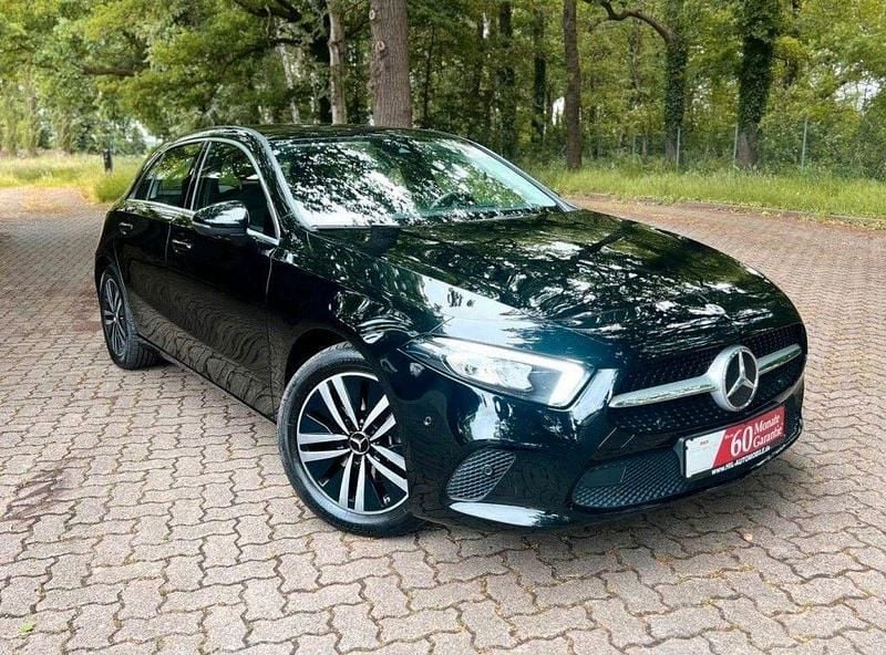 Schwarz Gebraucht 2022 Mercedes A200 Limousine | 25.999 € (Guter Preis) - Bild 1/4