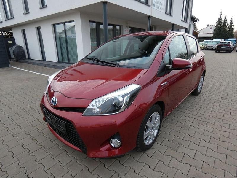Rot Gebraucht 2012 Toyota Yaris Hybrid Club Limousine | 7.490 € (Fairer Preis) - Bild 1/4