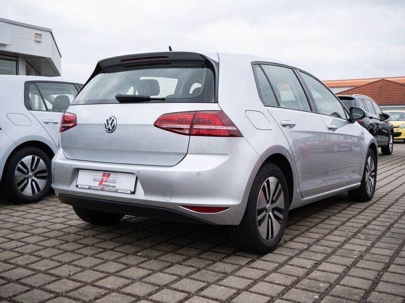 Gebraucht VW e-Golf 85 kW (116 PS) 2016 Silber metallic Kleinwagen