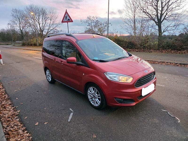 Gebraucht Ford Tourneo Courier Titanium 101 PS (74 kW) 2015 Van / Kleinbus