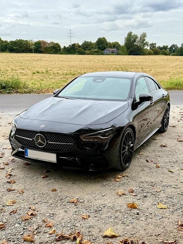 Schwarz Gebraucht 2023 Mercedes CLA200 AMG line Coupé | 35.750 € (Fairer Preis) - Bild 1/4