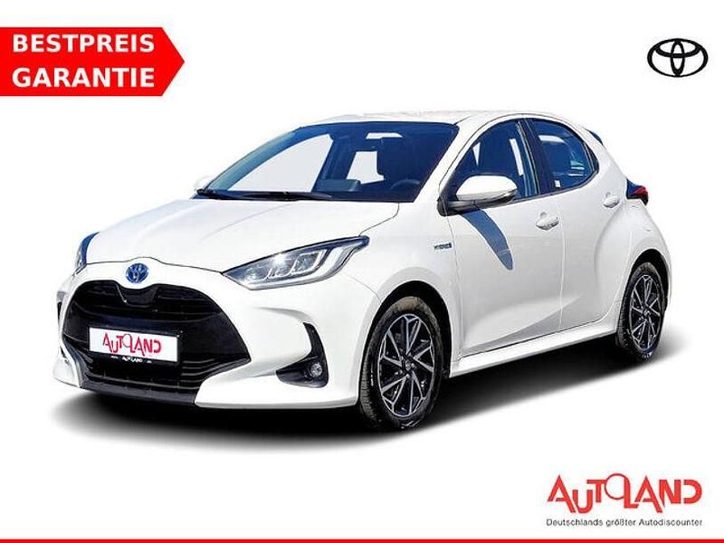 Weiß Gebraucht 2021 Toyota Yaris Hybrid Club Limousine | 18.990 € (Fairer Preis) - Bild 1/4