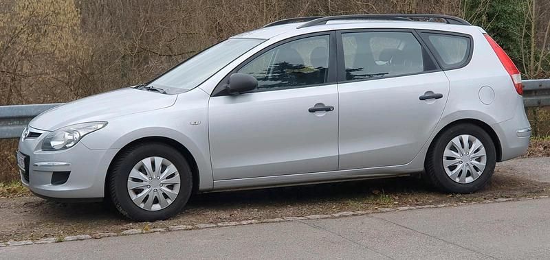 Silber Gebraucht 2010 Hyundai i30 Kombi | 2.900 € (Fairer Preis) - Bild 1/4