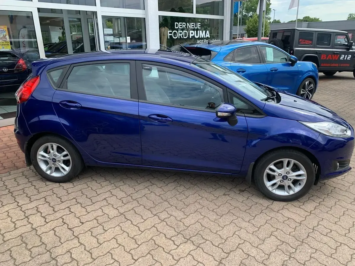 Gebraucht Ford Fiesta Celebration 82 PS (60 kW) 2017 Blau Kleinwagen