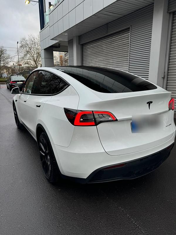 Weiß Gebraucht 2023 Tesla Model Y SUV | 37.900 € - Bild 1/4