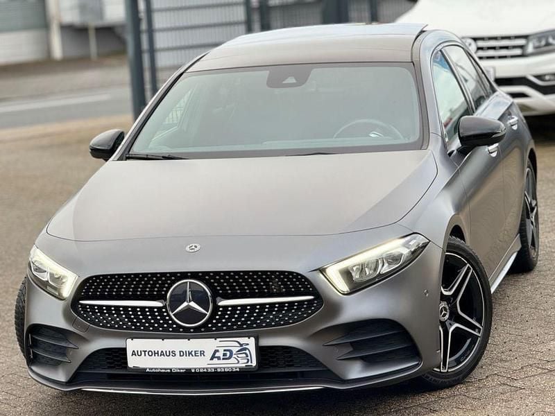 Grau Gebraucht 2019 Mercedes A200 AMG line Limousine | 27.900 € (Teuer) - Bild 1/4