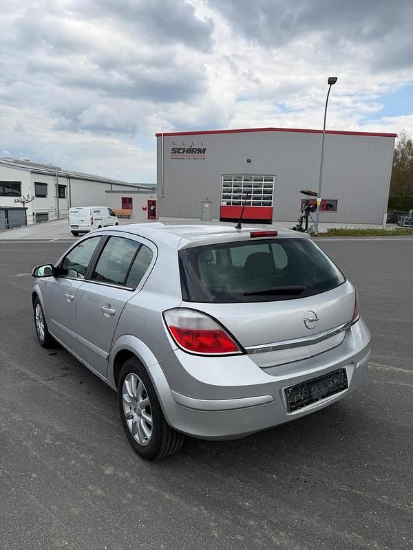 Second-hand Opel Astra 105 CP (77 kW) 2004 Argintiu Hatchback
